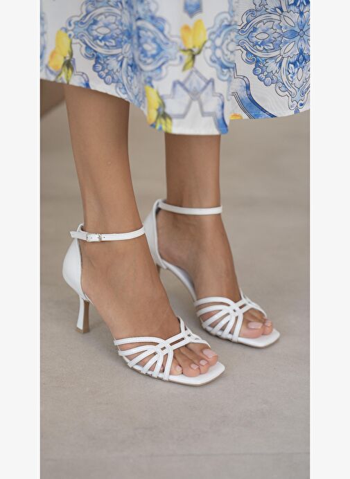 Donk Beyaz Rugan Hakiki Deri Topuklu Ayakkabı - Görsel 2
