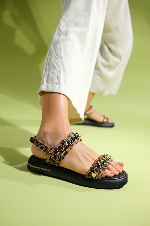LOKET Siyah Sarı Desenli Zincir Detaylı Kadın Sandalet - Görsel 6