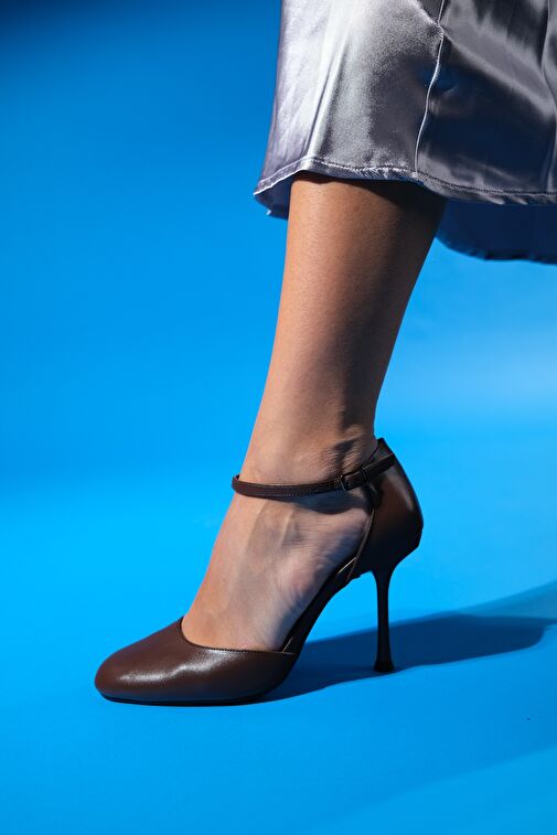 JULIA Kahve Cilt Yuvarlak Burun Bilekten Bağlamalı Kadın Yüksek Topuklu Ayakkabı - Görsel 3