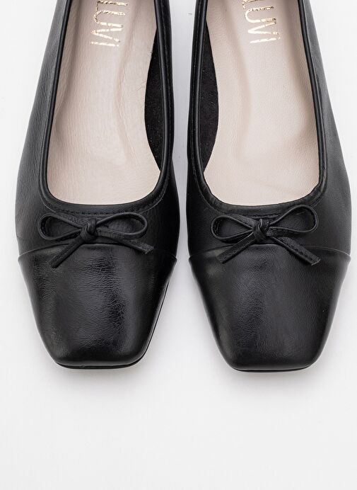 ROMY Siyah-Siyah Cilt Hakiki Deri Küt Burunlu Fiyonklu Kadın Babet Ayakkabı - Görsel 3