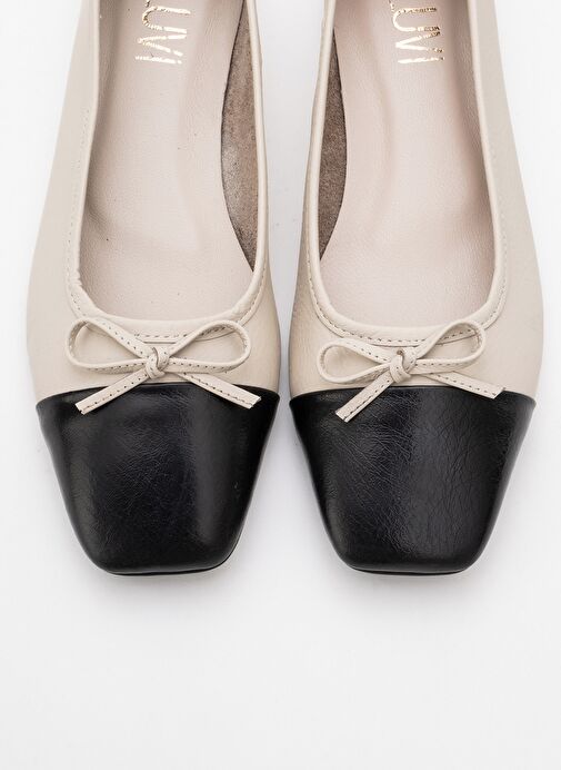 ROMY Ekru-Siyah Cilt Hakiki Deri Küt Burunlu Fiyonklu Kadın Babet Ayakkabı - Görsel 3