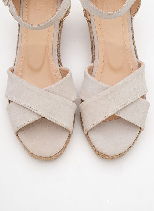 MİRİA Bej Süet Hakiki Deri Çapraz Bantlı Kadın Dolgu Topuklu Sandalet - Görsel 3