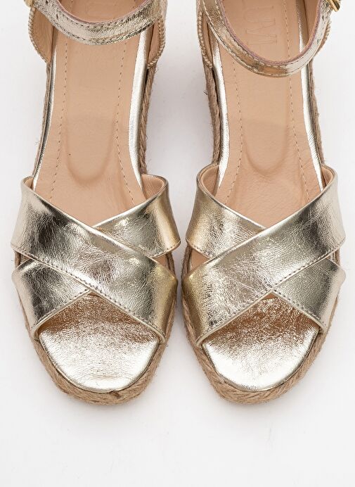 MİRİA Altın Hakiki Deri Çapraz Bantlı Kadın Dolgu Topuklu Sandalet - Görsel 3