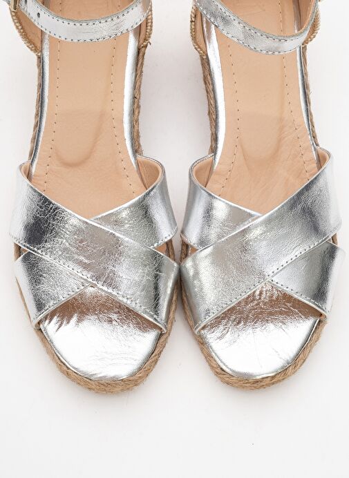 MİRİA Gümüş Hakiki Deri Çapraz Bantlı Kadın Dolgu Topuklu Sandalet - Görsel 3