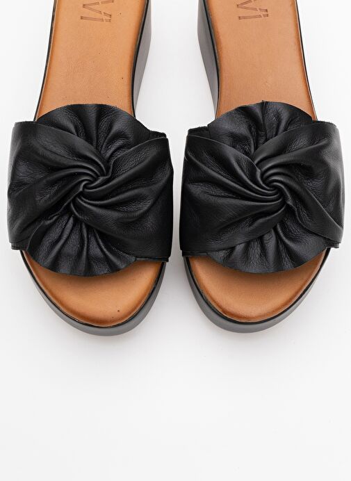 Luvi Shoes Luvi Shoes JEFF Siyah Cilt Hakiki Deri Fiyonklu Kadın Dolgu Topuklu Terlik Sandalet & Terlik | Boyner Siyah - 3. görsel