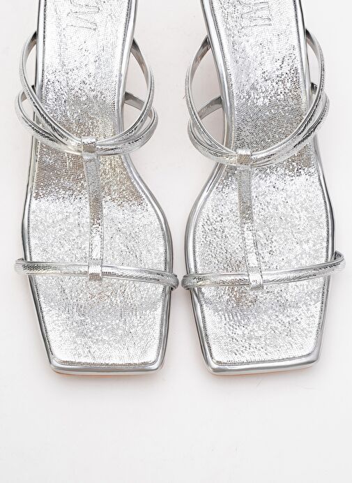 MOCHA Gümüş Desenli Kare Burunlu İnce Bantlı Kadın Topuklu Terlik - Görsel 3