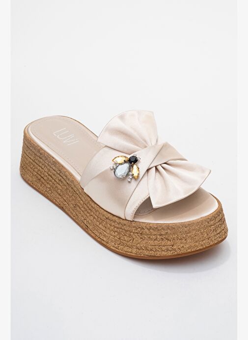 SHARA Bej Saten Fiyonklu Arı Tokalı Dolgu Tabanlı Kadın Terlik - Görsel 4