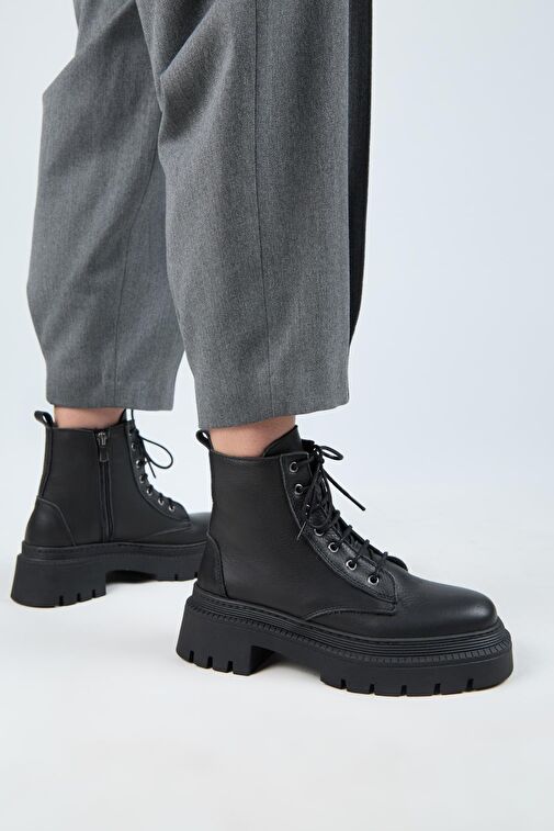 Manijero (Avjin) Kadın Hakiki Deri Bağcıklı Burnu Köşeli Siyah Bot - Görsel 2