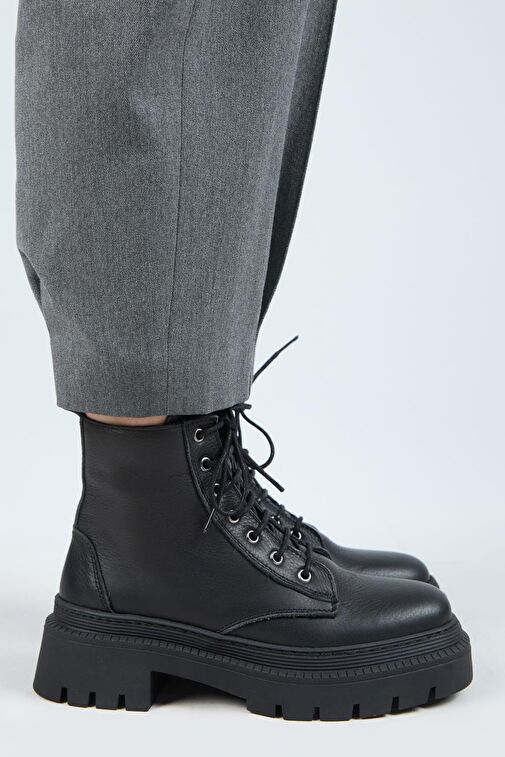 Manijero (Avjin) Kadın Hakiki Deri Bağcıklı Burnu Köşeli Siyah Bot - Görsel 3