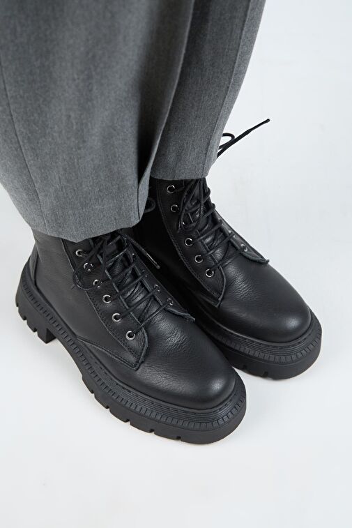 Manijero (Avjin) Kadın Hakiki Deri Bağcıklı Burnu Köşeli Siyah Bot - Görsel 4