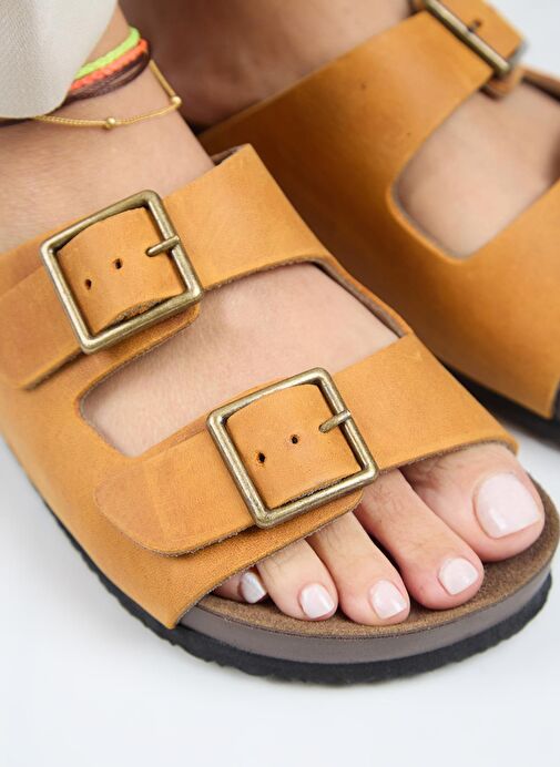 Manijero (Anjelic Eskitme ) Kadın Hakiki Deri Çift Tokalı Taba Terlik - Görsel 4