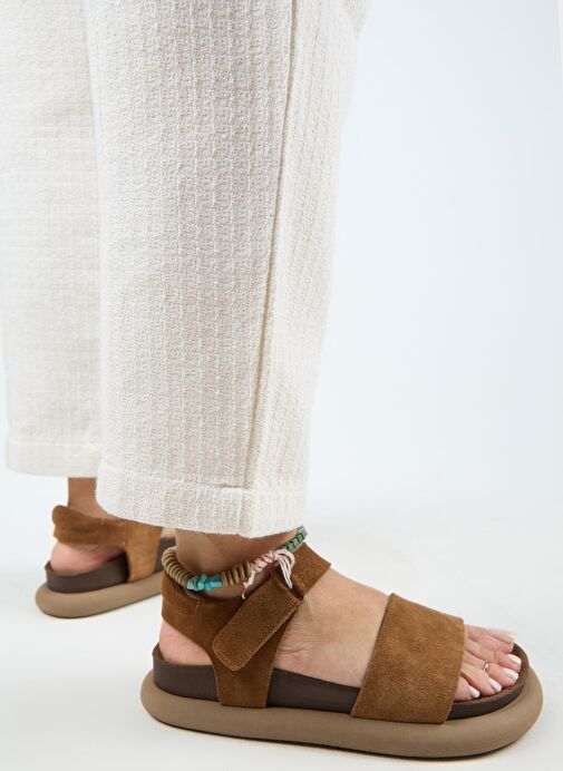 Manijero Bronx Kadın Hakiki Deri Atkılı Cırtlı Taba Sandalet - Görsel 7