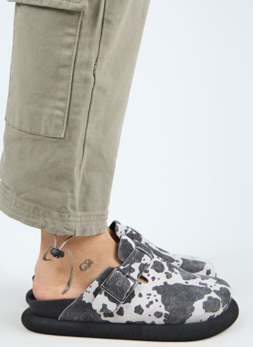 Manijero Naguall Zeta Kadın Deri Hakiki Deri Kemerli Tokalı Sabo Siyah Benekli Terlik - Görsel 2