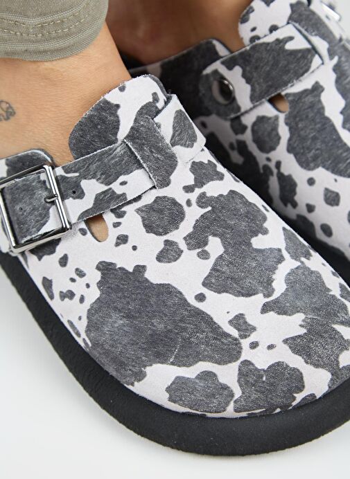 Manijero Naguall Zeta Kadın Deri Hakiki Deri Kemerli Tokalı Sabo Siyah Benekli Terlik - Görsel 4