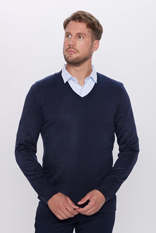 Erkek Slim Fit Dar Kesim Yumuşak Dokulu Tüylenmeyen Lacivert V Yaka Triko Kazak 1