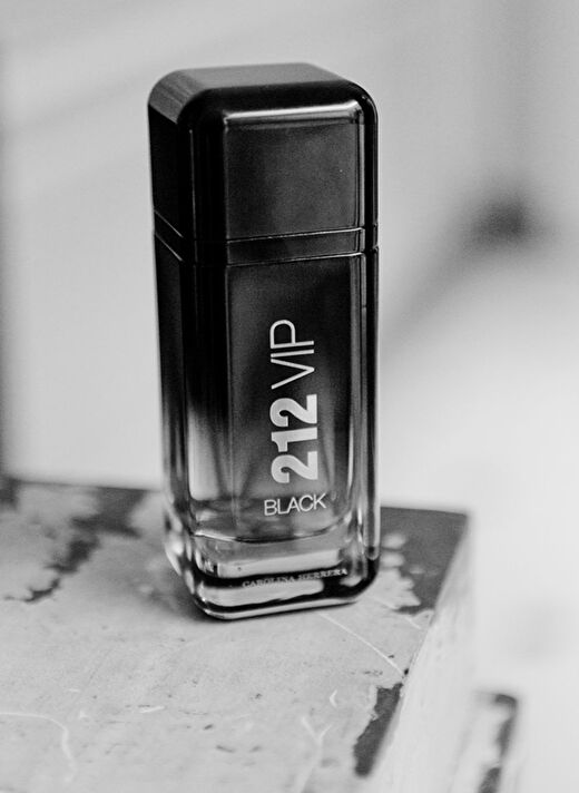 Carolina Herrera 212 Vip Black Edp 50 ml Erkek Parfüm 4
