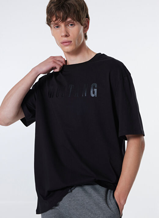 Mustang Siyah Erkek Loose Fit Baskılı T-Shirt M4WM-TST-1985  2