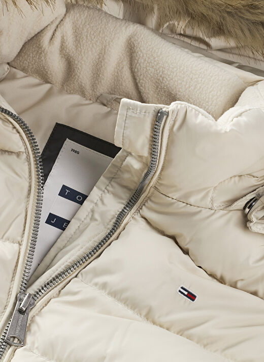 Tommy Jeans Krem Kadın Dik Yaka Standart Fit Puffer Mont TJW BASIC HOODED DOWN JACKET EXT 3