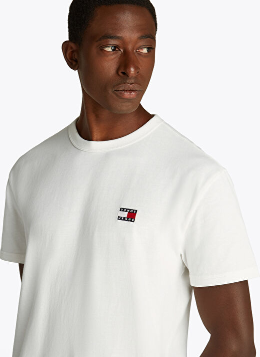 Tommy Jeans Ekru Erkek Bisiklet Yaka Regular Fit T-Shirt DM0DM20322YBL TJM REG BADGE TEE EXT 3