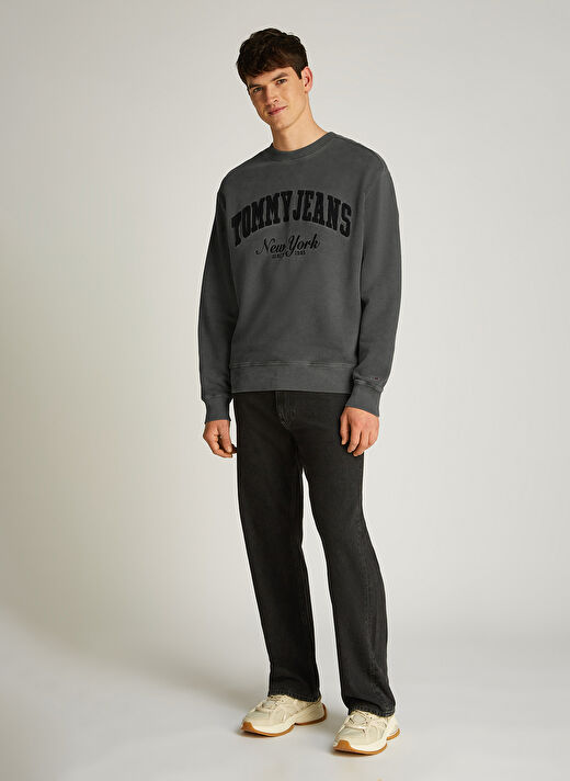 Tommy Hilfiger Siyah Erkek Bisiklet Relaxed Sweatshirt DM0DM20262BDS TJM RLX VINTAG VRSITY 1