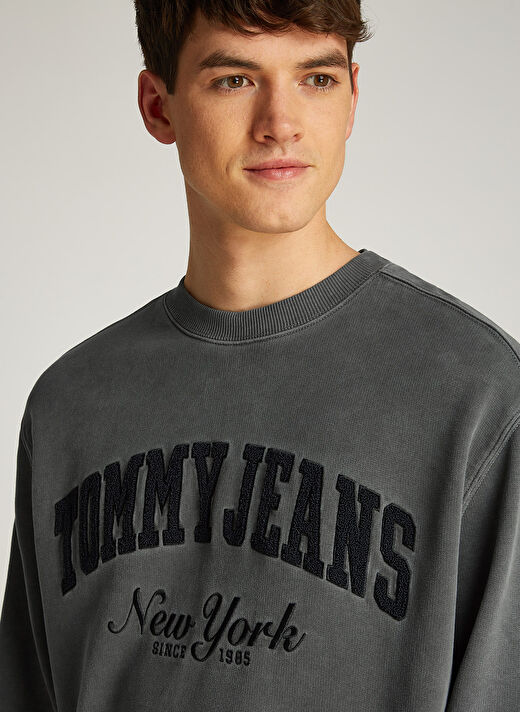 Tommy Hilfiger Siyah Erkek Bisiklet Relaxed Sweatshirt DM0DM20262BDS TJM RLX VINTAG VRSITY 3