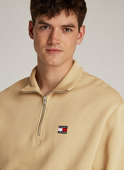 Tommy Jeans Bej Erkek Fermuarlı Relaxed Fit Sweatshirt DM0DM20641ACT TJM RLX BADGE 1/4 ZIP 3