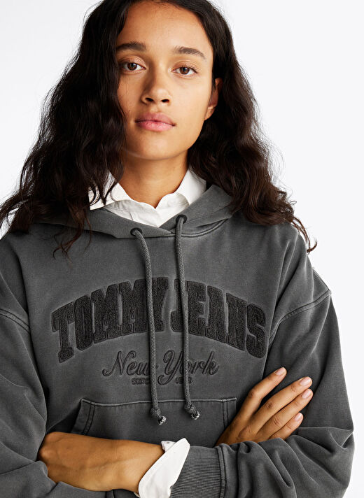 Tommy Jeans Siyah Kadın Kapüşon Normal Sweatshirt DW0DW19413BDS  2