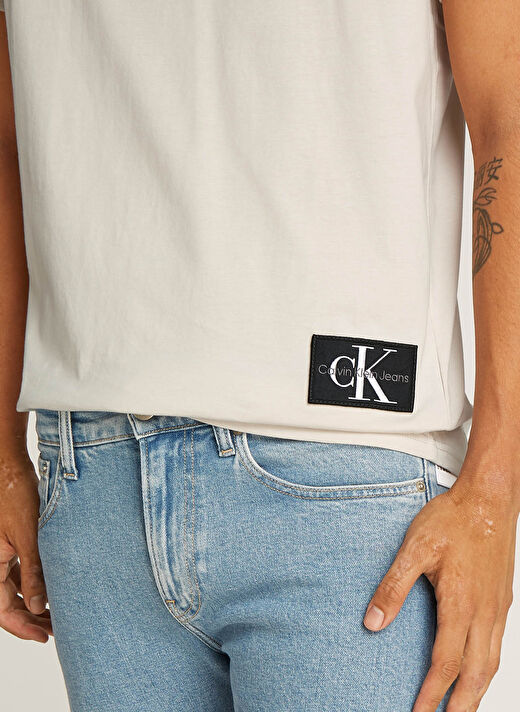 Calvin Klein Jeans Kırık Beyaz Erkek T-Shirt J30J323482PDH BADGE TURN UP SLEEVE 3