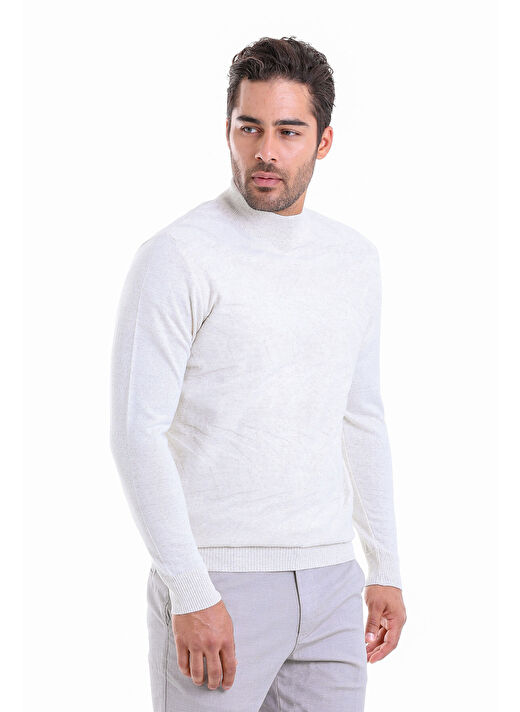 Beyaz Comfort Fit Jakarlı Yarım Balıkçı Yaka Yünlü Kazak 1