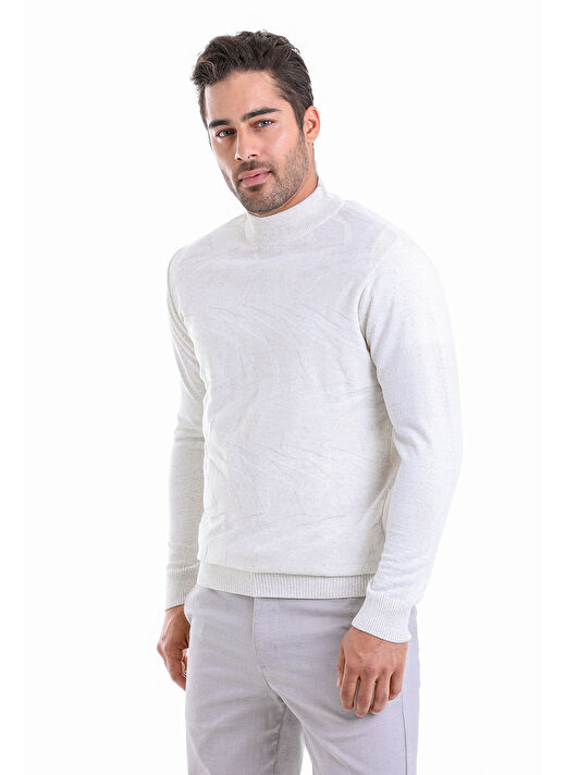 Beyaz Comfort Fit Jakarlı Yarım Balıkçı Yaka Yünlü Kazak 2