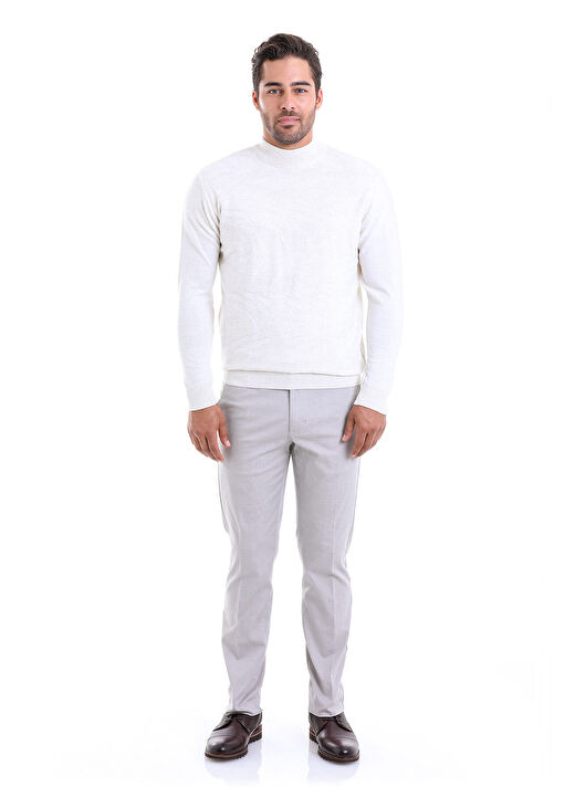 Beyaz Comfort Fit Jakarlı Yarım Balıkçı Yaka Yünlü Kazak 3