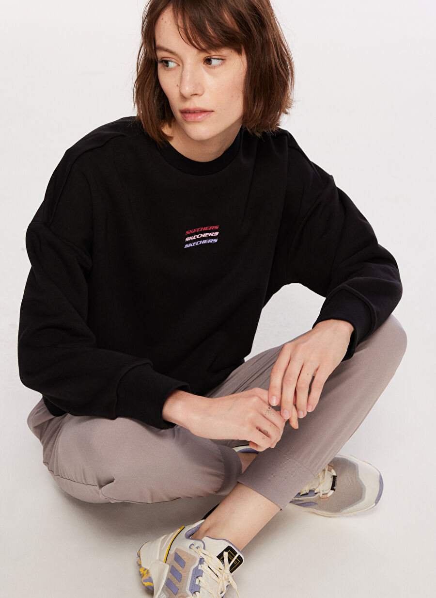 Skechers 001W Essential Crew Neck Sweatshirt Siyah Kadın Bisiklet Yaka Regular Fit Sweatshirt