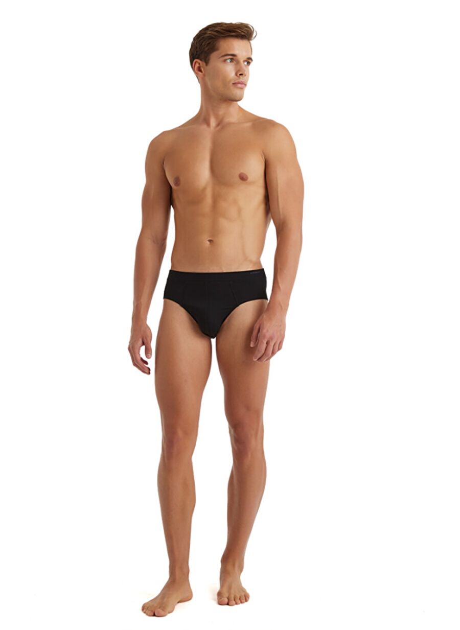 Notanish odam bilan uchrashuvning erotik videosi Jojalar shimlari orqali otadilar